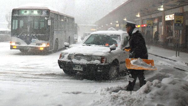 Число жертв сильных снегопадов в Японии превысило 100 человек