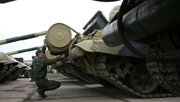 Танк Т-72 готовят к параду в военном городке в Екатеринбурге