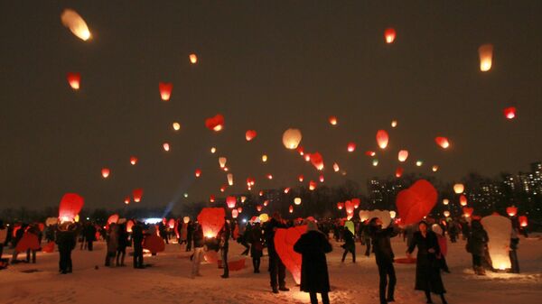 Запуск небесных фонариков, посвященный Дню Святого Валентина. 