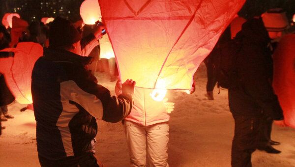 Запуск небесных фонариков, посвященный Дню Святого Валентина в Новосибирске, фото из архива