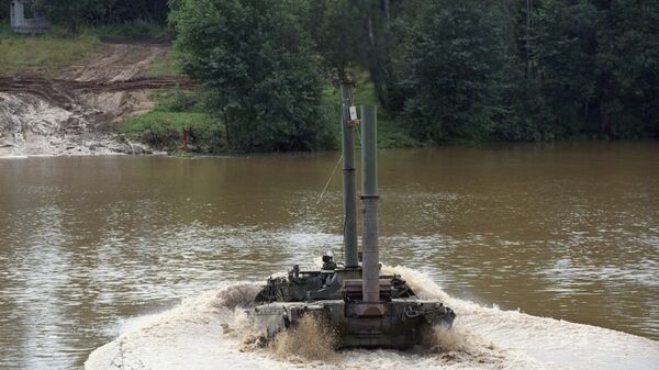 Танки Т-80 преодолевают по дну озеро во время учений по подводному вождению. Архив