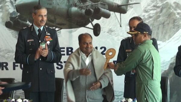 Министру обороны Индии вручили ключ от российских вертолетов Ми-17