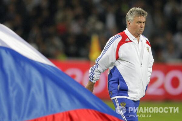 Гус Хиддинк во время матча отборочного турнира ЧМ-2010: Азербайджан - Россия