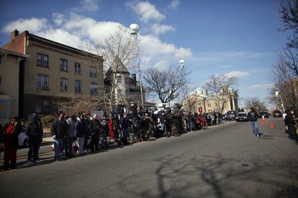 Журналисты у похоронного бюро в ожидании прибытия приглашенных на похороны Уитни Хьюстон