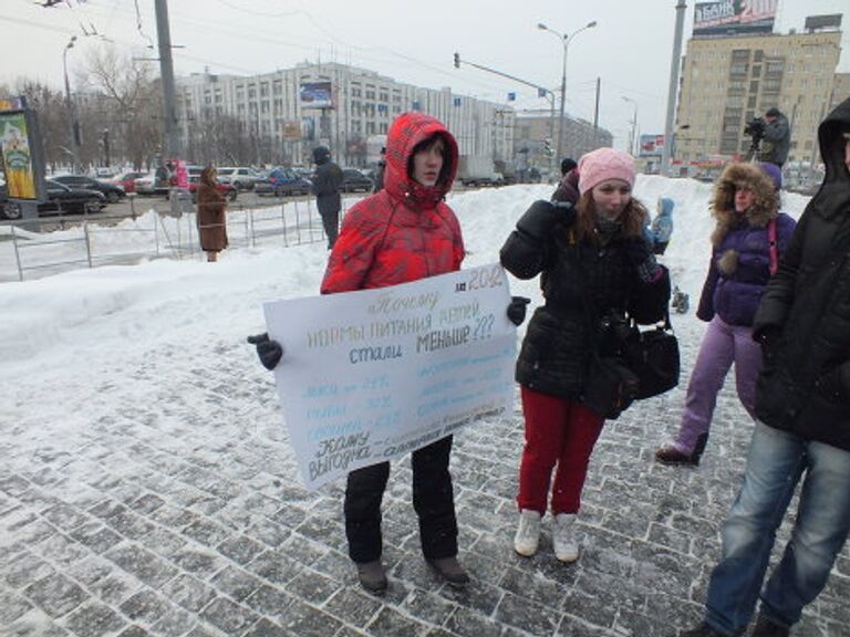 Родители вышли на пикет против плохого питания в столичных детсадах