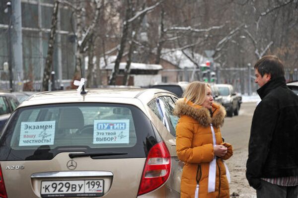 Участники автопробега За честные выборы под названием Белая улица