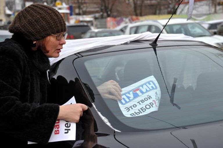 Участники автопробега За честные выборы под названием Белая улица