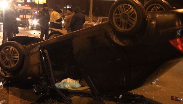 Ford врезался в столб и перевернулся на востоке Москвы. Видео с места ЧП