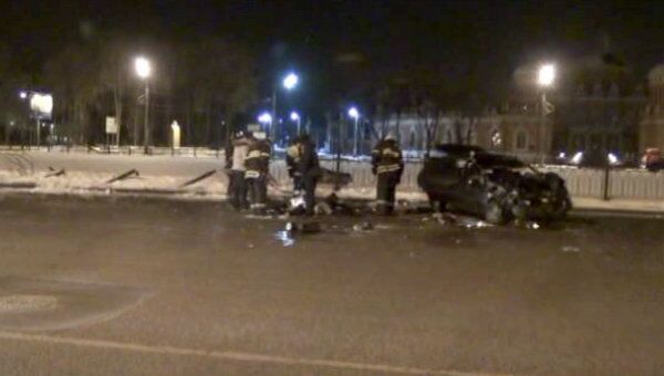 ВАЗ врезался в отбойник на Ленинградском проспекте. Видео с места ЧП