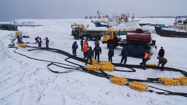 Водолазы нашли еще три пробоины в правом борту танкера Каракумнефть