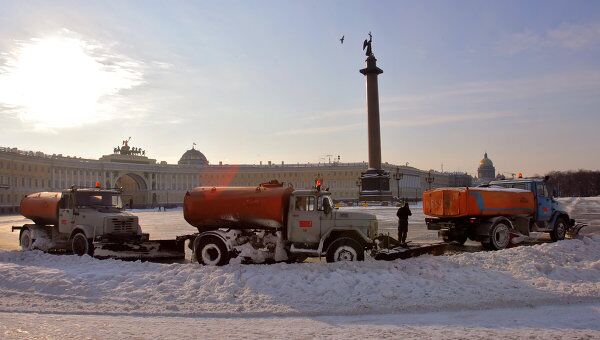 Уборка снега на Дворцовой площади. Архив