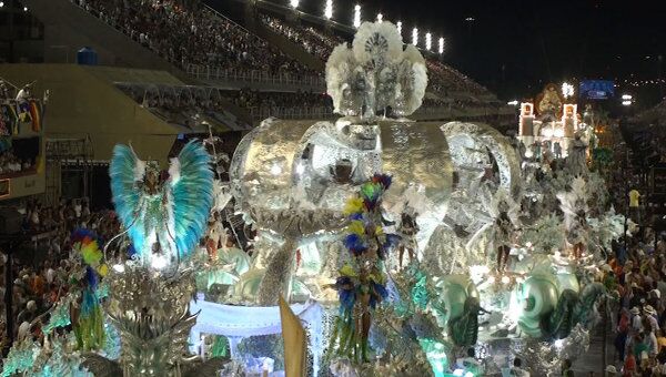 Бразильцы станцевали самбу на трехэтажной короне во время карнавала