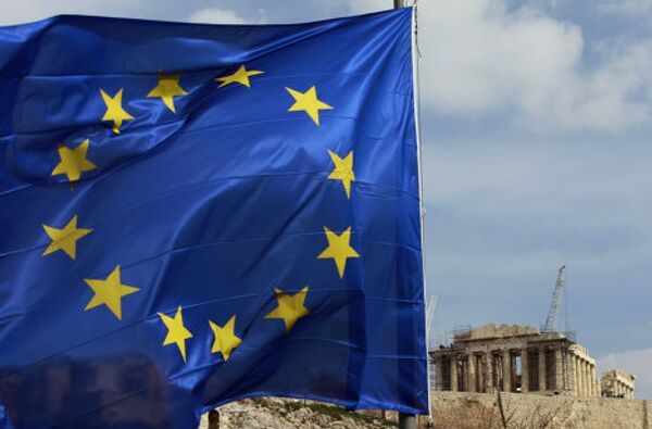 Флаг Евросоюза перед храмом Парфенон