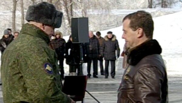 Медведев поставил ракетный полк на боевое дежурство и наградил военных