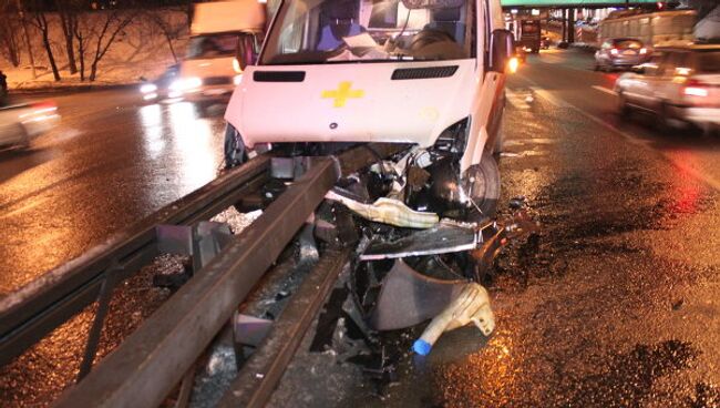 Автомобиль скорой попал в аварию на юге Москвы, пострадали пять человек