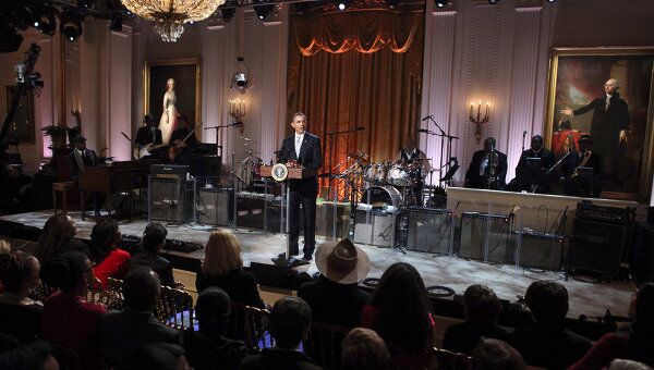 Барак Обама обращается с публике перед началом концерта джазовых исполнителей в Белом доме