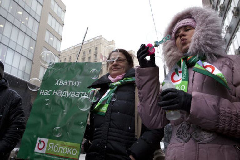 Беременные требовали простых материнских выплат у московского ФСС