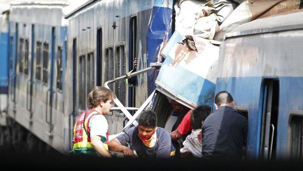 Спасатели извлекают пострадавших в результате аварии в Буэнос-Айресе