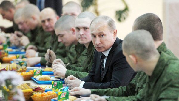 Путин съел солдатский пирожок и проверил спальни срочников  