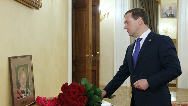 Д.Медведев возложил цветы к портрету актрисы Касаткиной в театре