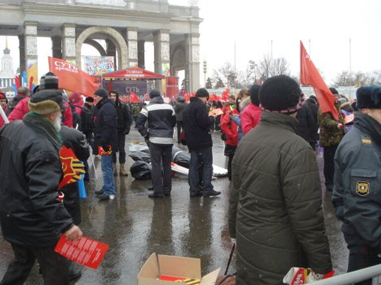 Альтернативный митинг Против всех - собрался на площади у гл