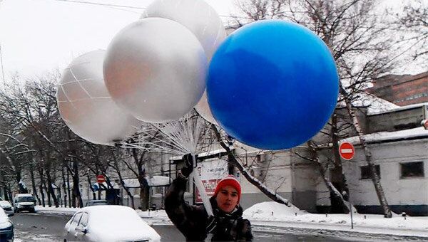 Связка воздушных шаров, на которых улетела камера РИА Новости на митинге в Лужниках