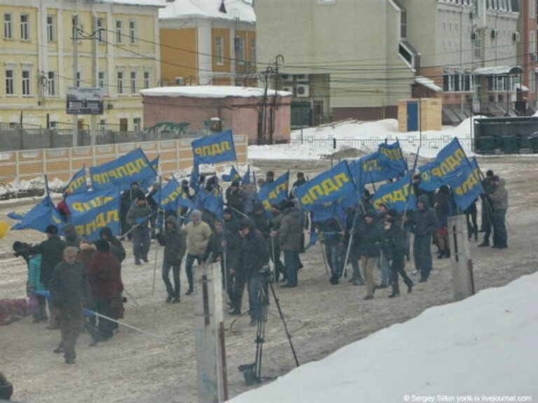 КПРФ и ЛДПР провели митинги в российских регионах