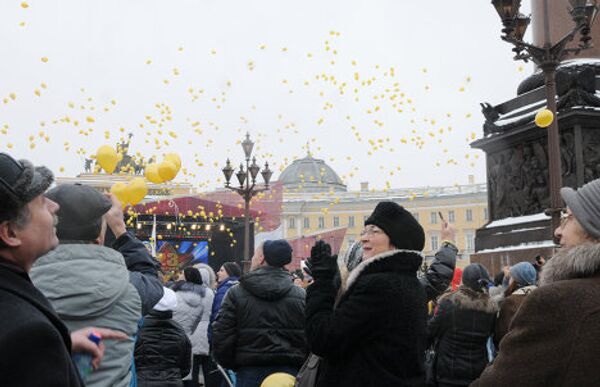 В День защитника отечества в Петербурге штурмовали Зимний дворец