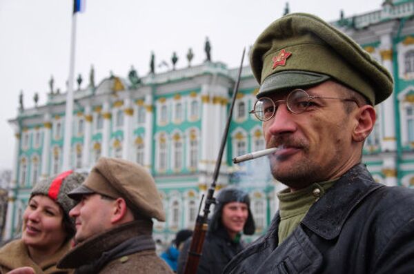 В День защитника отечества в Петербурге штурмовали Зимний дворец