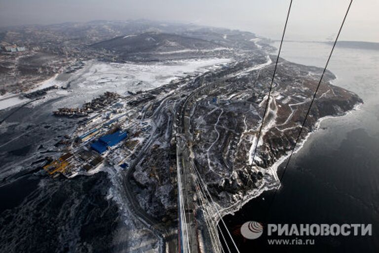 Строительство вантового моста на остров Русский