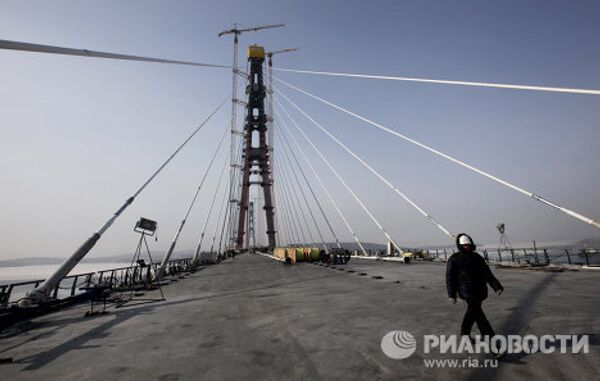 Строительство вантового моста на остров Русский