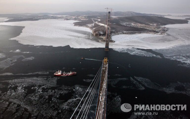 Строительство вантового моста на остров Русский