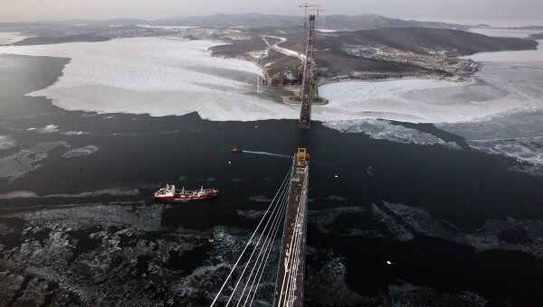 Вид с пилона вантового моста через пролив Босфор Восточный на остров Русский