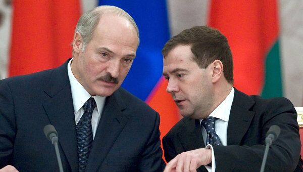 Президенты России и Белоруссии Дмитрий Медведев и Александр Лукашенко (справа налево). Архив