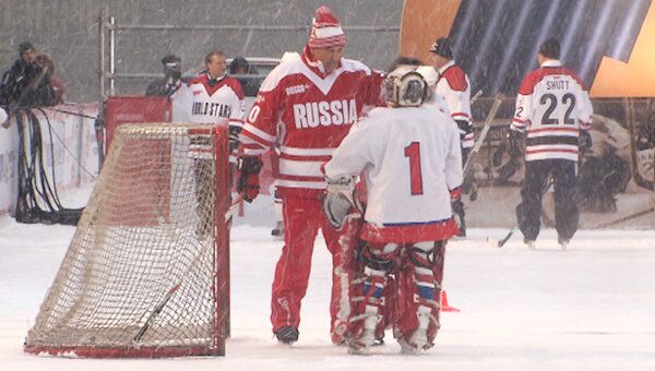 Хоккеисты Суперсерии-72 сразились с юными спортсменами на Красной площади