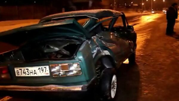 ВАЗ врезался в автомобиль уборочной техники в Москве, есть пострадавшие
