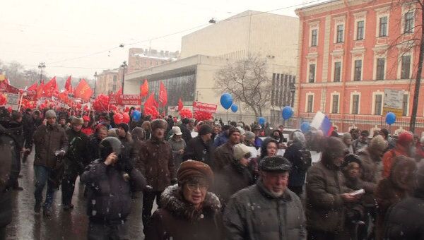 Флаги и воздушные шары пронесли оппозиционеры по улицам Питера 