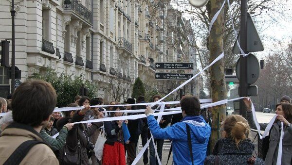 Флэшмоб За честные выборы у здания посольства России во Франции