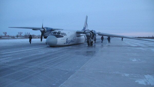 Самолет Ан-24, принадлежащий авиакомпании Якутия, в аэропорту Якутска