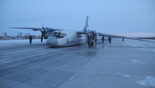 Самолет Ан-24, принадлежащий авиакомпании Якутия в аэропорту Якутска