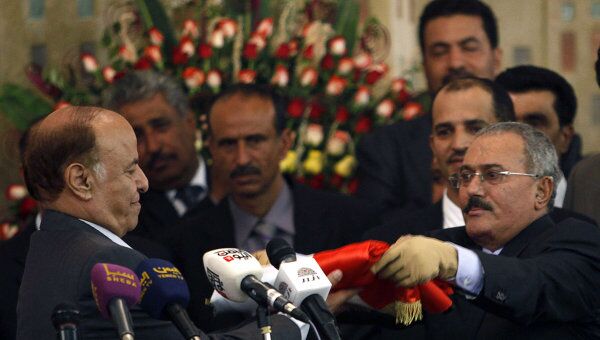 Экс-президент Йемена Али Абдалла Салех передал полномочия новому главе государства Абдо Раббо Мансуру Хади