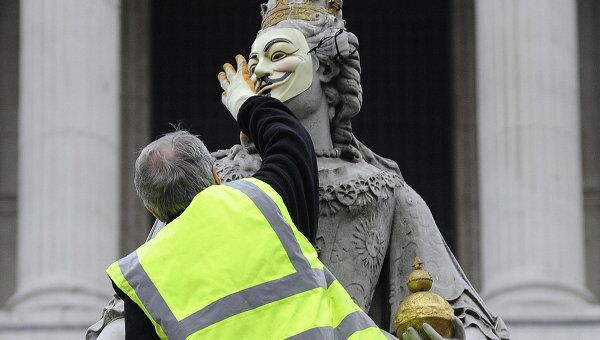 Участники акции Захвати Уолл-стрит надели маску на памятник Королеве Анне в Лондоне