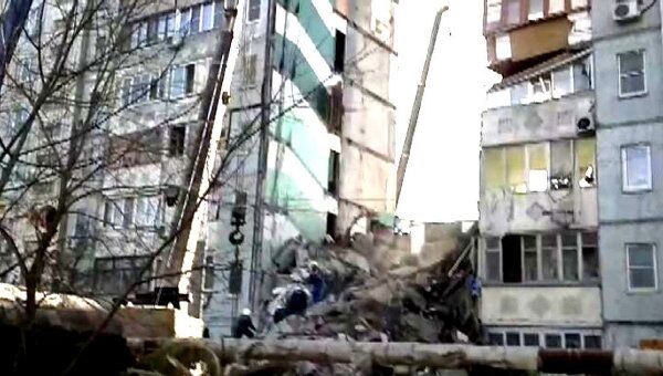 Подъезд девятиэтажки обрушился в Астрахани. Видео с места ЧП