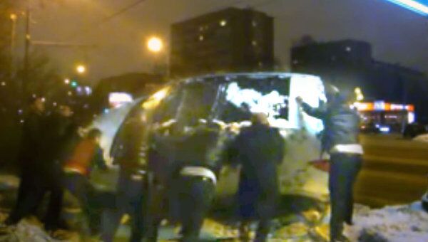 Восемь человек переворачивают внедорожник после ДТП в Москве