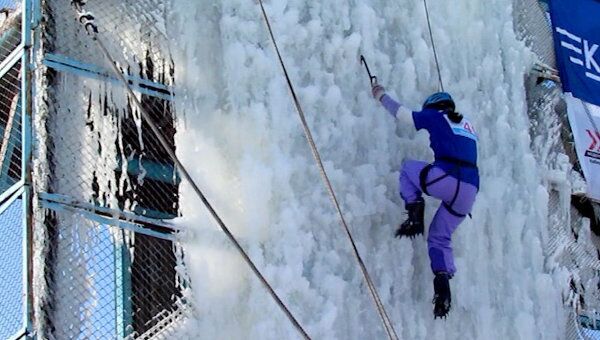 Челнинские спортсмены покоряют ледяную стену с помощью кошек и айс-фифи