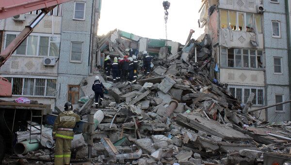 Разбор завалов дома в Астрахани планируется завершить в течение суток