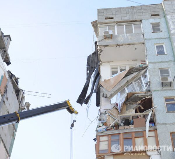 Работы на месте обрушевшегося подъезда жилого дома в Астрахани