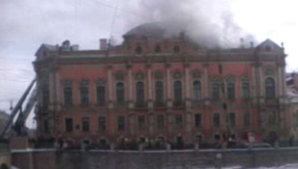 Пожар во дворце в центре Санкт-Петербурга. Видео с места ЧП