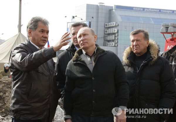 Премьер-министр РФ В.Путин побывал у частично обрушевшегося дома в Астрахани