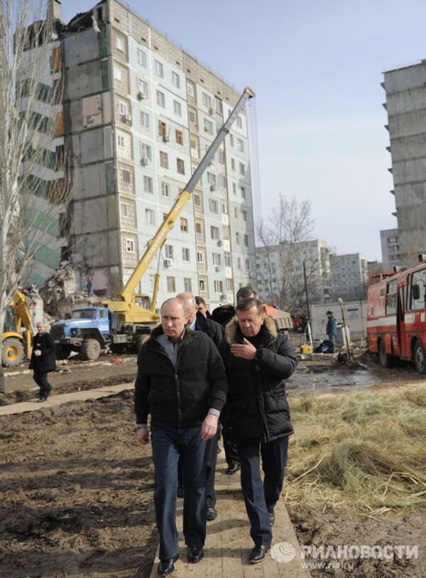 Премьер-министр РФ В.Путин побывал у частично обрушевшегося дома в Астрахани